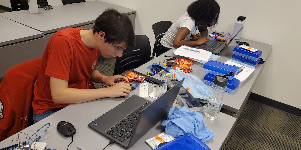 2 students working on computers.